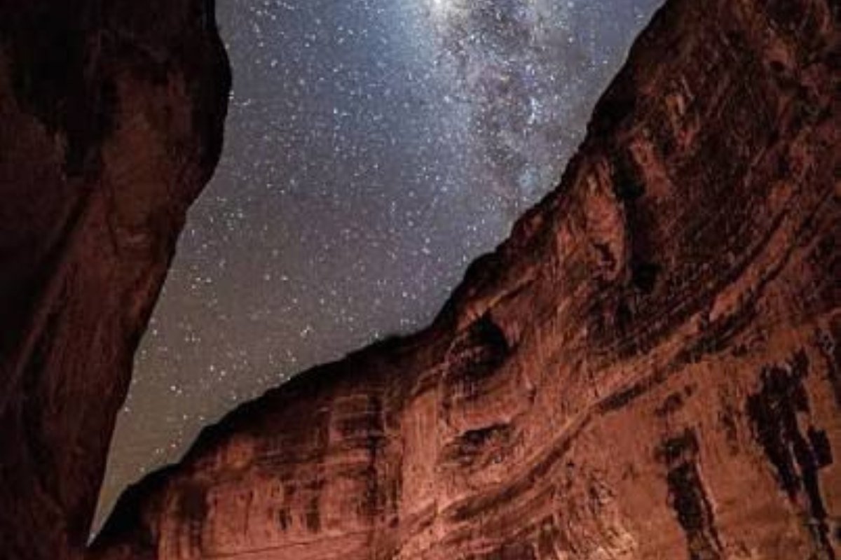 Céu estrelado entre paredões dos Cânions do Viana