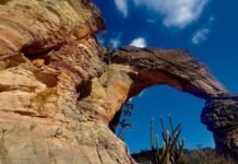 O que levar para cânions, trilhas e mirantes no Piauí: checklist completo Pedra Furada sob céu azul no sul do Piauí