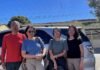 Como chegar à Serra das Confusões (Caracol/PI) com conforto e segurança Visitantes ao lado de veículo do Flat da Serra em Caracol