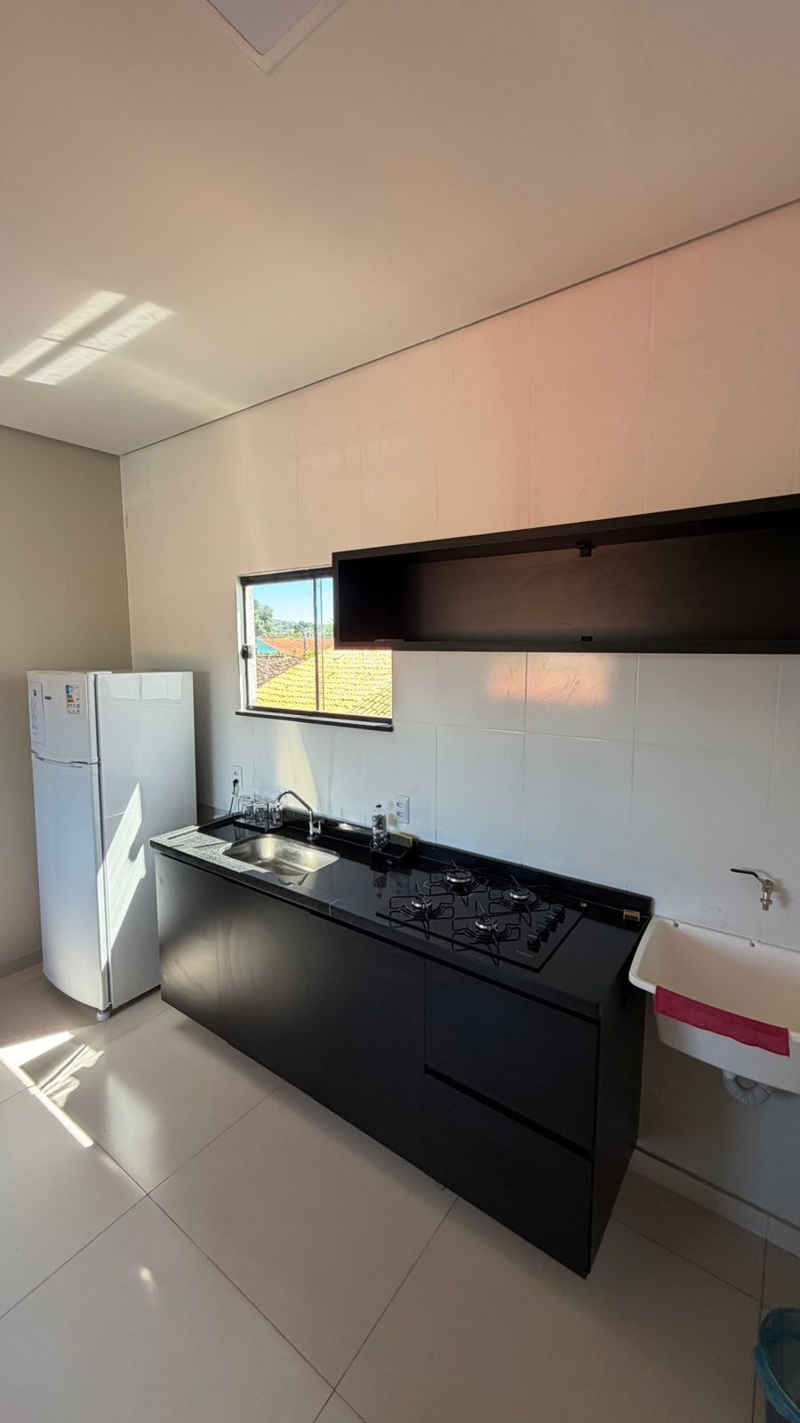 Cozinha equipada de apartamento do Flat da Serra