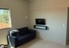Flat da Serra: hospedagem, transfers e suporte para o turismo de aventura no Piauí Sala iluminada de apartamento do Flat da Serra em Caracol, Piauí