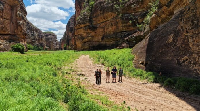 Turismo de aventura no Piauí: roteiros para quem busca natureza e experiência Turistas caminhando entre formações rochosas no sul do Piauí